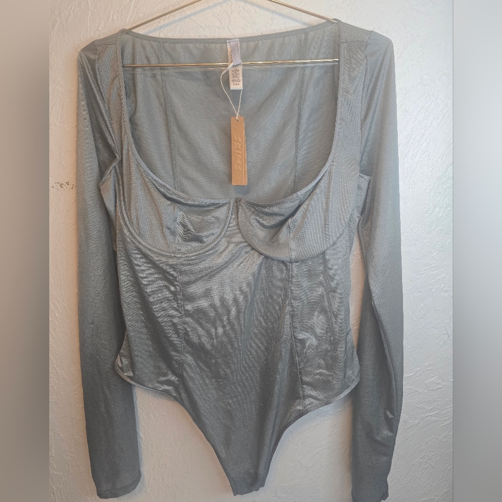 SKIMS Thunder Gray Long Sleeve Bodysuit Underwire Scoop Neck Minimalist  Sleek L